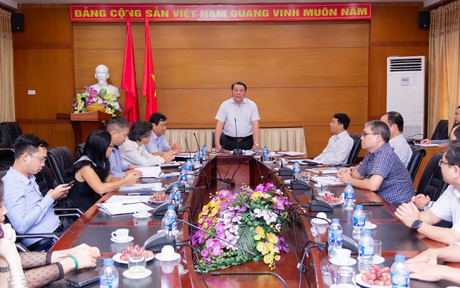 Thứ trưởng Nguyễn Văn Hùng đến thăm và làm việc với trường Cao đẳng Du lịch Hà Nội - Ảnh 1.