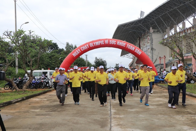 Kon Tum trên 800 vận động viên tham gia ngày chạy Olympic vì sức khoẻ toàn dân năm 2020 - Ảnh 1.