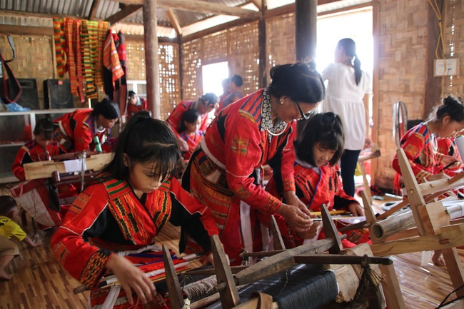Bảo tồn và phát huy nghề thủ công truyền thống của dân tộc La Chí, Pà Thẻn gắn với phát triển du lịch - Ảnh 1.