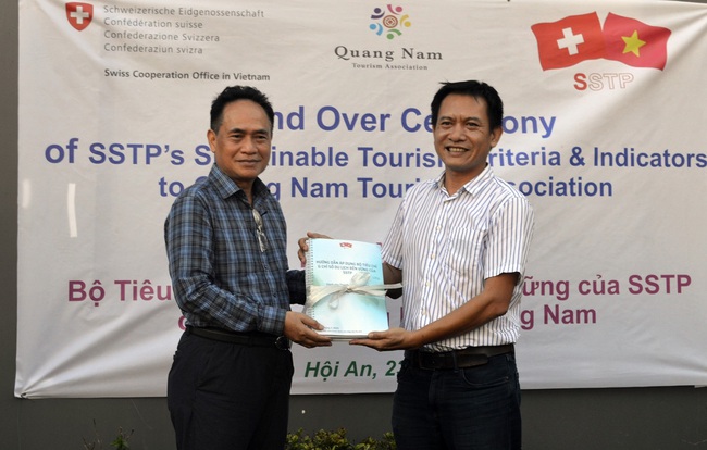 Bàn giao Bộ tiêu chí và chỉ số du lịch bền vững cho Hiệp hội Du lịch Quảng Nam - Ảnh 1.