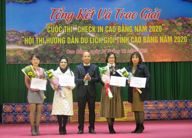 Trao giải cuộc thi “Check in Cao Bằng năm 2020”, “Hội thi hướng dẫn viên du lịch giỏi tỉnh Cao Bằng năm 2020” - Ảnh 1.