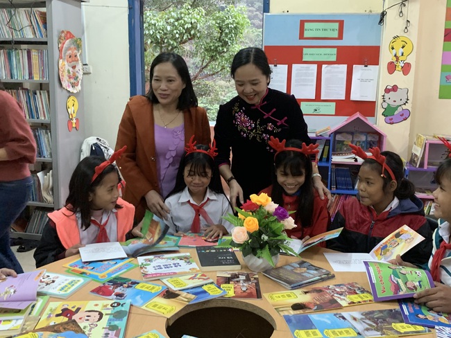 Trao tặng sách cho bạn đọc, giáo viên và học sinh ở Quảng Trị - Ảnh 2.