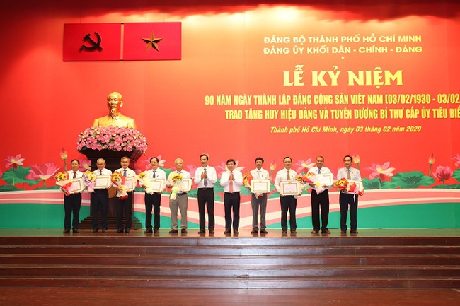 Thành phố Hồ Chí Minh: Trao tặng huy hiệu Đảng và tuyên dương các Bí thư cấp ủy tiêu biểu - Ảnh 1.