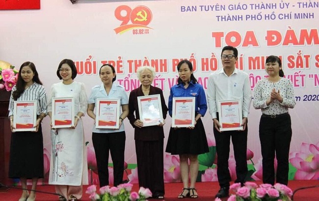 Thành phố Hồ Chí Minh: Trao tặng huy hiệu Đảng và tuyên dương các Bí thư cấp ủy tiêu biểu - Ảnh 2.