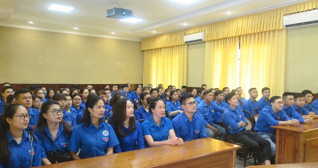 Đoàn thanh niên Bộ VHTTDL sinh hoạt chính trị kỷ niệm 130 năm Ngày sinh Chủ tịch Hồ Chí Minh - Ảnh 2.