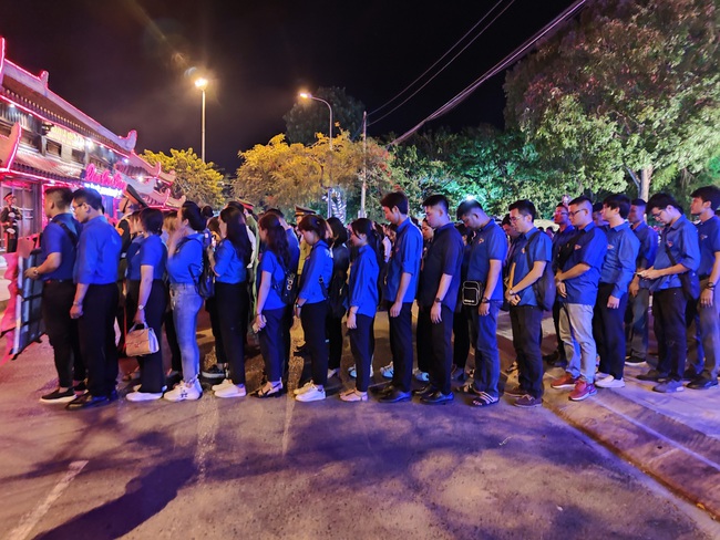 Đoàn thanh niên Bộ VHTTDL dâng hương và thả hoa đăng tưởng niệm các anh hùng liệt sĩ tại tỉnh Quảng Trị - Ảnh 5.