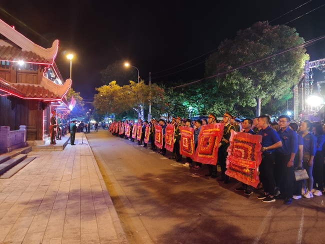 Đoàn thanh niên Bộ VHTTDL dâng hương và thả hoa đăng tưởng niệm các anh hùng liệt sĩ tại tỉnh Quảng Trị - Ảnh 4.
