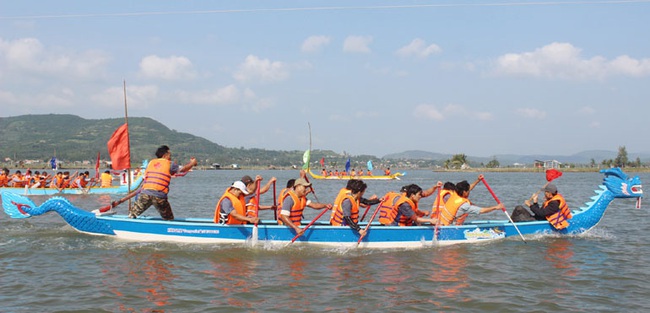 Phú Yên phát huy giá trị của lễ hội sông nước miền biển - Ảnh 1.