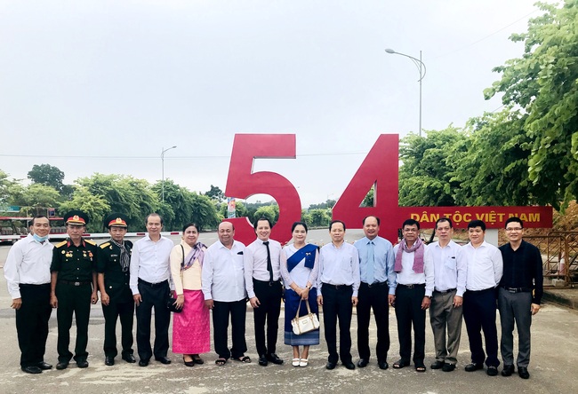 Đại sứ Campuchia tại Việt Nam thăm Làng Văn hóa-Du lịch các dân tộc Việt Nam - Ảnh 1.