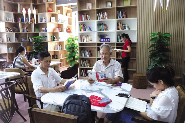 Bắc Ninh: Nhiều đổi mới ở Thư viện tỉnh thu hút bạn đọc - Ảnh 1.
