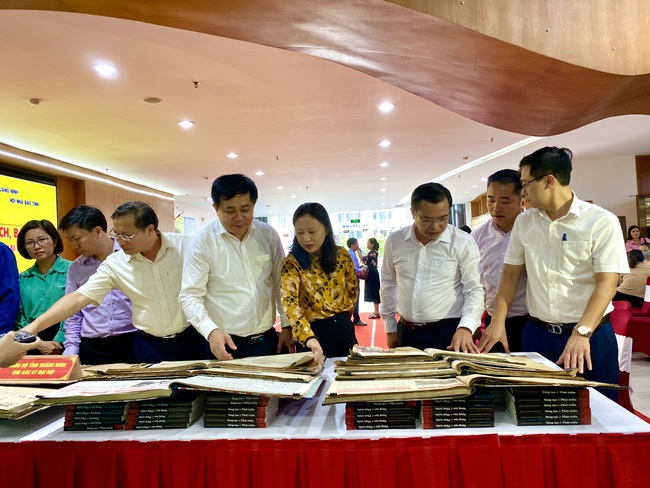 Triển lãm sách, báo &quot;Đảng bộ tỉnh Quảng Ninh từ đại hội đến đại hội&quot; - Ảnh 2.