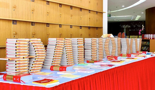 Triển lãm sách, báo &quot;Đảng bộ tỉnh Quảng Ninh từ đại hội đến đại hội&quot; - Ảnh 3.