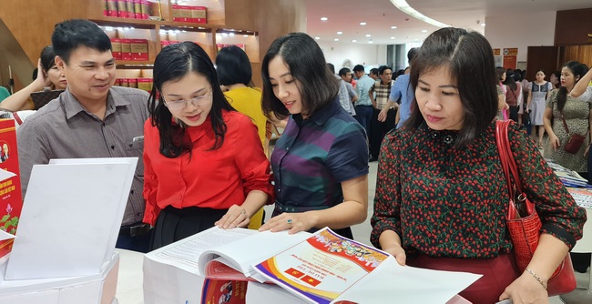 Triển lãm sách, báo &quot;Đảng bộ tỉnh Quảng Ninh từ đại hội đến đại hội&quot; - Ảnh 4.
