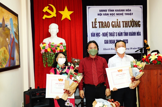 Trao Giải thưởng Văn học - Nghệ thuật 5 năm tỉnh Khánh Hòa, giai đoạn 2016 - 2020 - Ảnh 1.