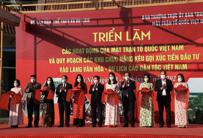 Triển lãm các hoạt động của Mặt trận Tổ quốc Việt Nam và Quy hoạch các khu chức năng kêu gọi xúc tiến đầu tư vào Làng Văn hóa - Du lịch các dân tộc Việt Nam - Ảnh 1.