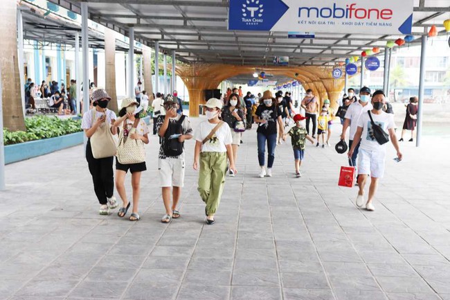 Quảng Ninh đón trên 6.000 lượt khách du lịch dịp cuối tuần - Ảnh 1.