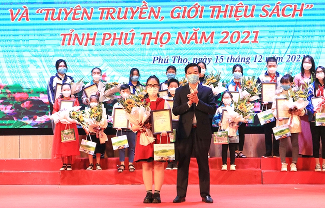 Vinh danh, trao giải “Đại sứ Văn hóa đọc” và “Tuyên truyền, giới thiệu sách” tỉnh Phú Thọ năm 2021 - Ảnh 1.