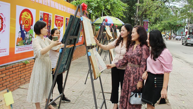 Ngày Sách và Văn hóa đọc tại Bắc Giang: Trưng bày nhiều tài liệu quý về Chủ tịch Hồ Chí Minh - Ảnh 4.