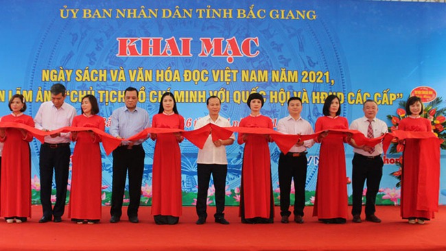 Ngày Sách và Văn hóa đọc tại Bắc Giang: Trưng bày nhiều tài liệu quý về Chủ tịch Hồ Chí Minh - Ảnh 1.