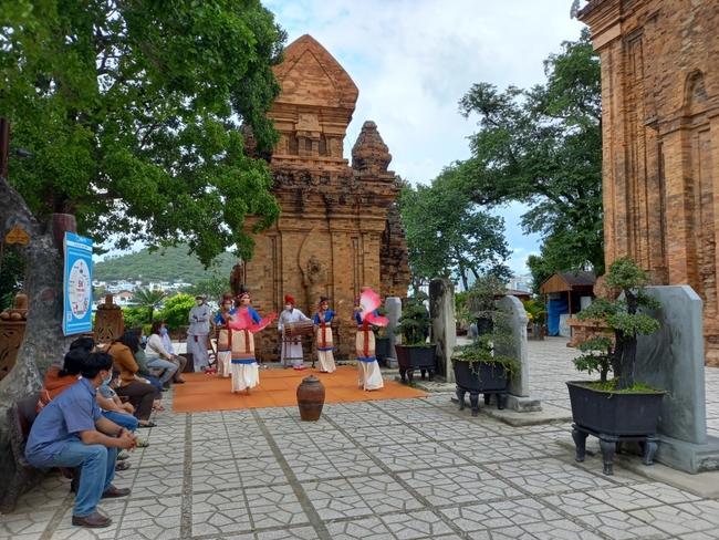 Du lịch Khánh Hòa đón khách trở lại, kỳ vọng khôi phục vào năm mới - Ảnh 2.