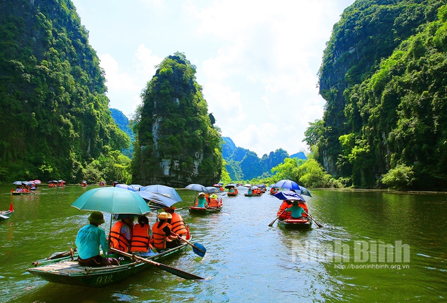 Khách du lịch đến Ninh Bình tăng gấp 3,3 lần so với cùng kỳ - Ảnh 1.