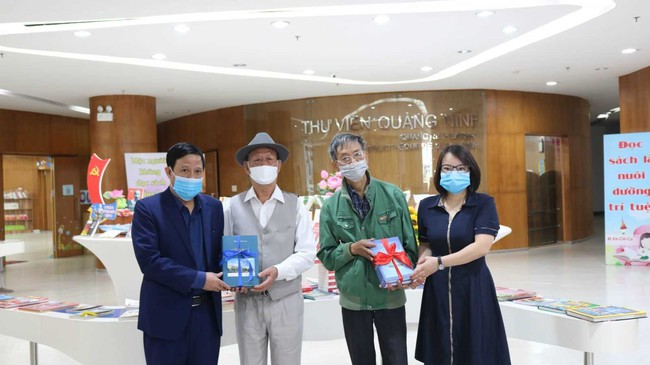 Thư viện tỉnh Quảng Ninh tăng cường hoạt động phục vụ Người cao tuổi - Ảnh 2.