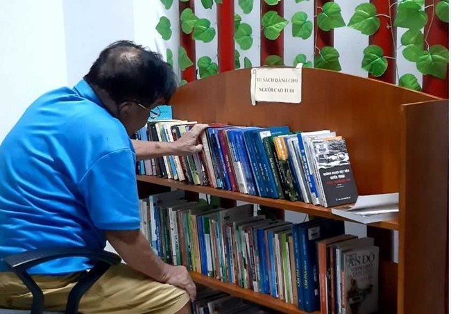 Thư viện tỉnh Quảng Ninh tăng cường hoạt động phục vụ Người cao tuổi - Ảnh 1.