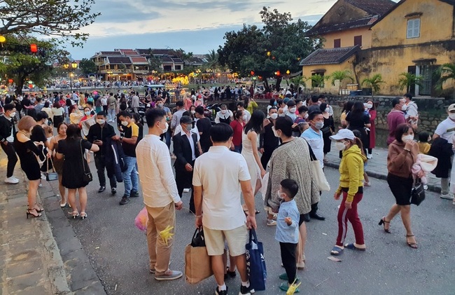 Khách du lịch đến Quảng Nam tăng gấp 13 lần so với cùng kỳ năm ngoái - Ảnh 1.