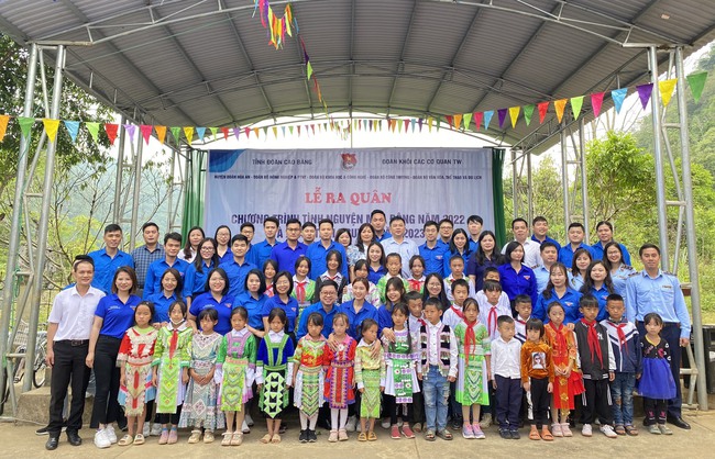 Đoàn Thanh niên Bộ tổ chức Chương trình nghệ thuật phục vụ nhân dân vùng sâu, vùng xa và Lễ ra quân tình nguyện mùa Đông năm 2022 tại Cao Bằng - Ảnh 1.