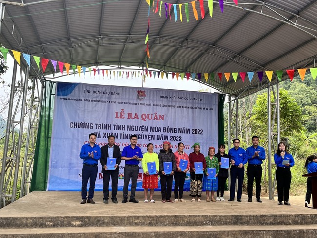Đoàn Thanh niên Bộ tổ chức Chương trình nghệ thuật phục vụ nhân dân vùng sâu, vùng xa và Lễ ra quân tình nguyện mùa Đông năm 2022 tại Cao Bằng - Ảnh 5.