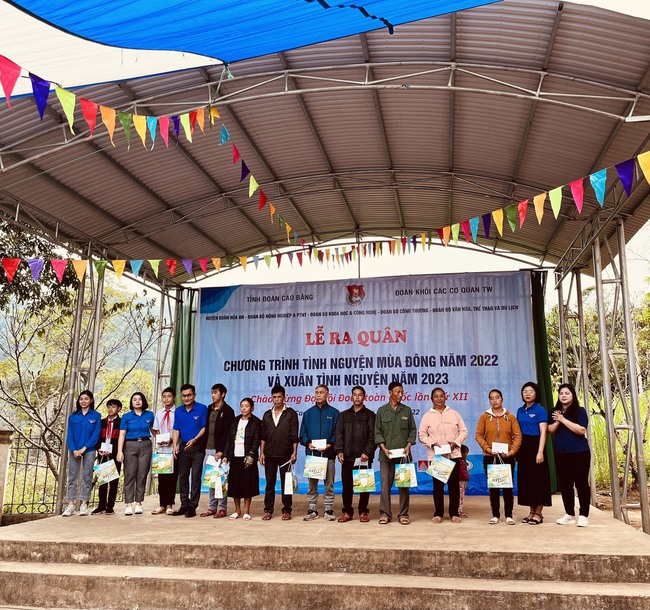 Đoàn Thanh niên Bộ tổ chức Chương trình nghệ thuật phục vụ nhân dân vùng sâu, vùng xa và Lễ ra quân tình nguyện mùa Đông năm 2022 tại Cao Bằng - Ảnh 2.