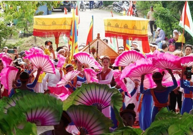 Bình Thuận ước đón trên 565 ngàn lượt khách trong tháng 10 - Ảnh 2.