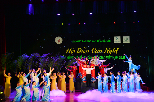 Trường Đại học Văn hóa Hà Nội tổ chức Hội diễn văn nghệ chào mừng 40 năm Ngày Nhà giáo Việt Nam - Ảnh 4.