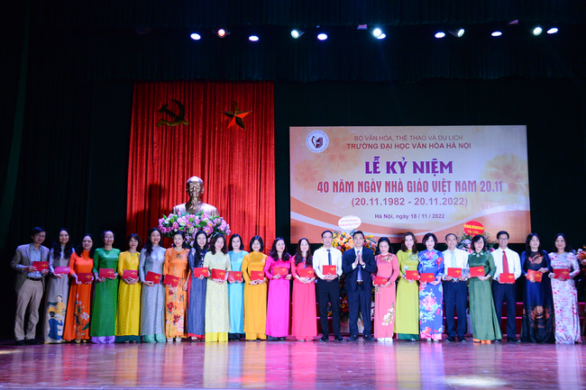Trường Đại học Văn hóa Hà Nội kỷ niệm 40 năm Ngày Nhà giáo Việt Nam - Ảnh 8.