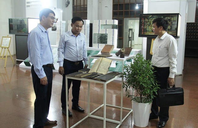 Trưng bày tư liệu &quot;Thư viện Quốc gia Việt Nam – Tiếp nối truyền thống, vững bước tương lai&quot; - Ảnh 2.