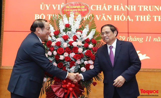 Bộ trưởng Nguyễn Văn Hùng nhận Huy hiệu 40 năm tuổi Đảng - Ảnh 3.