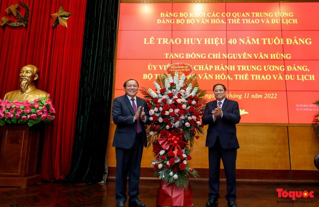Bộ trưởng Nguyễn Văn Hùng nhận Huy hiệu 40 năm tuổi Đảng - Ảnh 4.