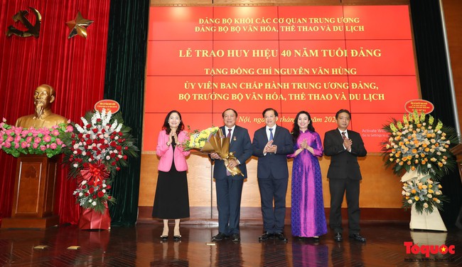 Bộ trưởng Nguyễn Văn Hùng nhận Huy hiệu 40 năm tuổi Đảng - Ảnh 6.