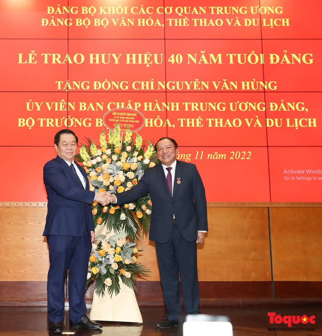 Bộ trưởng Nguyễn Văn Hùng nhận Huy hiệu 40 năm tuổi Đảng - Ảnh 5.