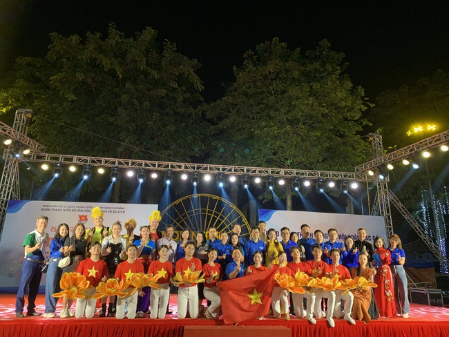 Đoàn Thanh niên Bộ tổ chức Chương trình nghệ thuật phục vụ nhân dân vùng sâu, vùng xa và Lễ ra quân tình nguyện mùa Đông năm 2022 tại Cao Bằng - Ảnh 9.