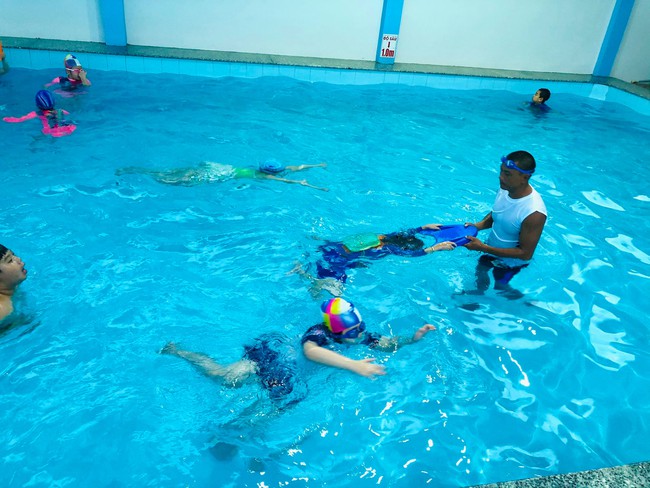 Bình Thuận: Phấn đấu đến năm 2030, có 70% trẻ biết kỹ năng và bơi an toàn - Ảnh 1.