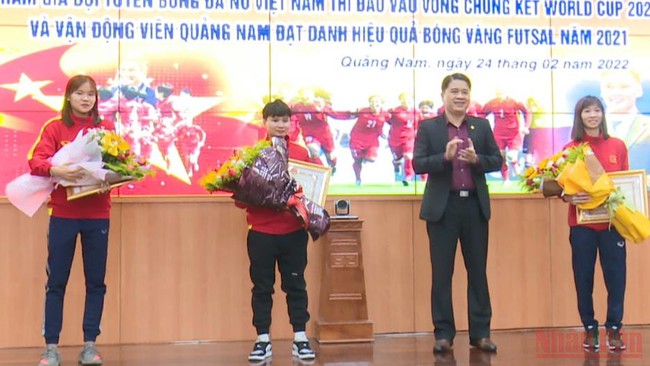 Quảng Nam tuyên dương các nữ cầu thủ bóng đá Việt Nam - Ảnh 1.