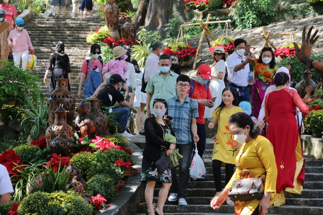 Thích ứng tốt và an toàn, Khánh Hòa thu hút du khách dịp Tết Nguyên đán - Ảnh 1.