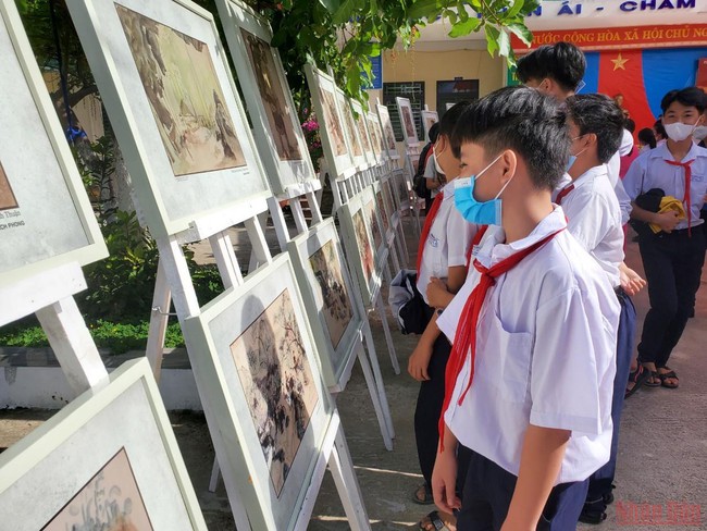 Triển lãm lưu động Ký họa chiến trường Khu V - Ảnh 2.