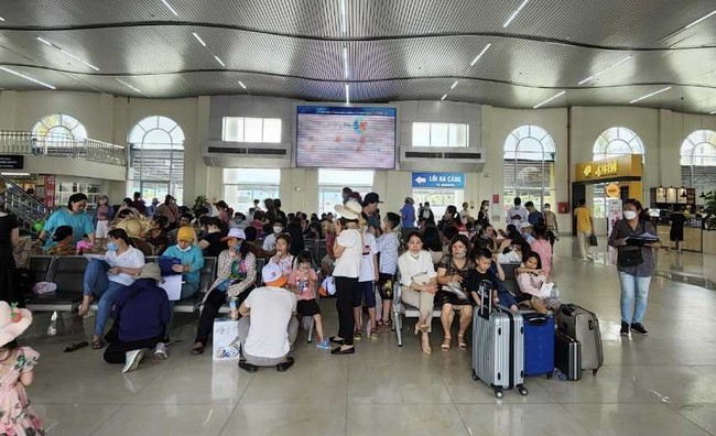 Lượng khách đến Quảng Ninh tăng vọt vào dịp cuối tuần - Ảnh 1.