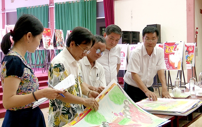 Phú Thọ: Liên hoan tuyên truyền lưu động và Triển lãm tranh cổ động kỷ niệm 60 năm Bác Hồ về thăm tỉnh - Ảnh 1.