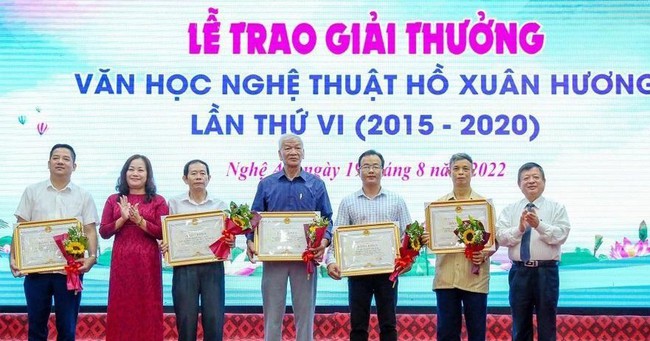 Nghệ An: Trao giải thưởng Văn học nghệ thuật Hồ Xuân Hương cho 74 tác giả và nhóm tác giả - Ảnh 1.