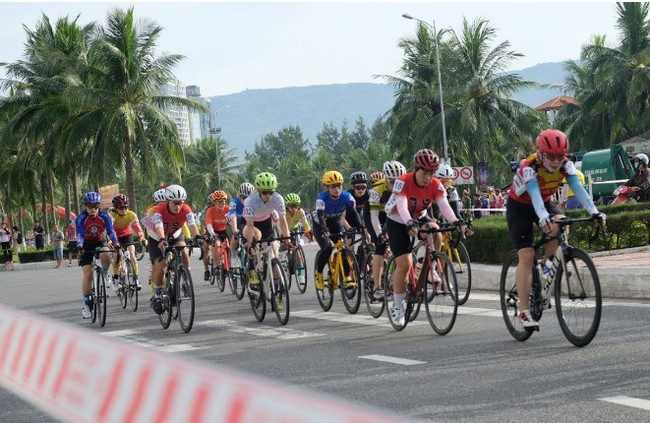 700 vận động viên tham gia giải đua xe đạp phong trào thúc đẩy du lịch - Ảnh 1.