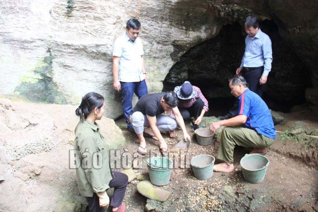 Hòa Bình: Kiểm tra việc khai quật di tích khảo cổ học hang xóm Trại và mái đá làng Vành - Ảnh 1.