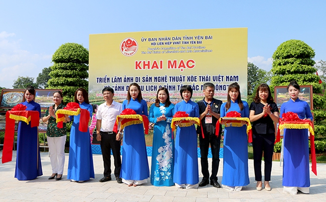 Yên Bái khai mạc Triển lãm ảnh “Di sản Nghệ thuật Xòe Thái Việt Nam” và “Ảnh đẹp du lịch 8 tỉnh Tây Bắc” mở rộng năm 2022 - Ảnh 1.